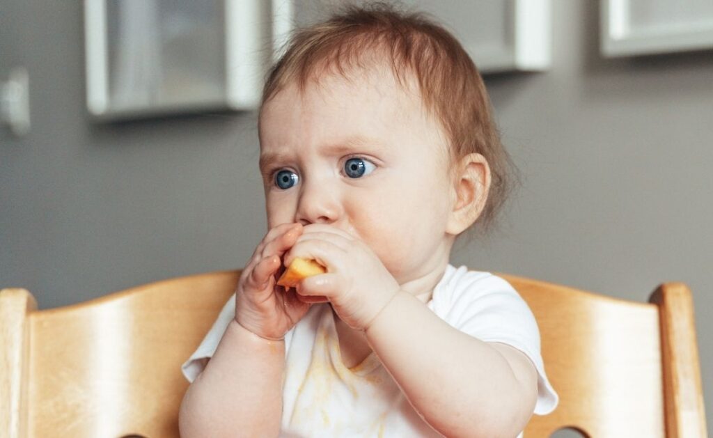 Ogni bimbo cresce a modo suo: accompagnare le prime conquiste tra pappa, autonomia e gioco